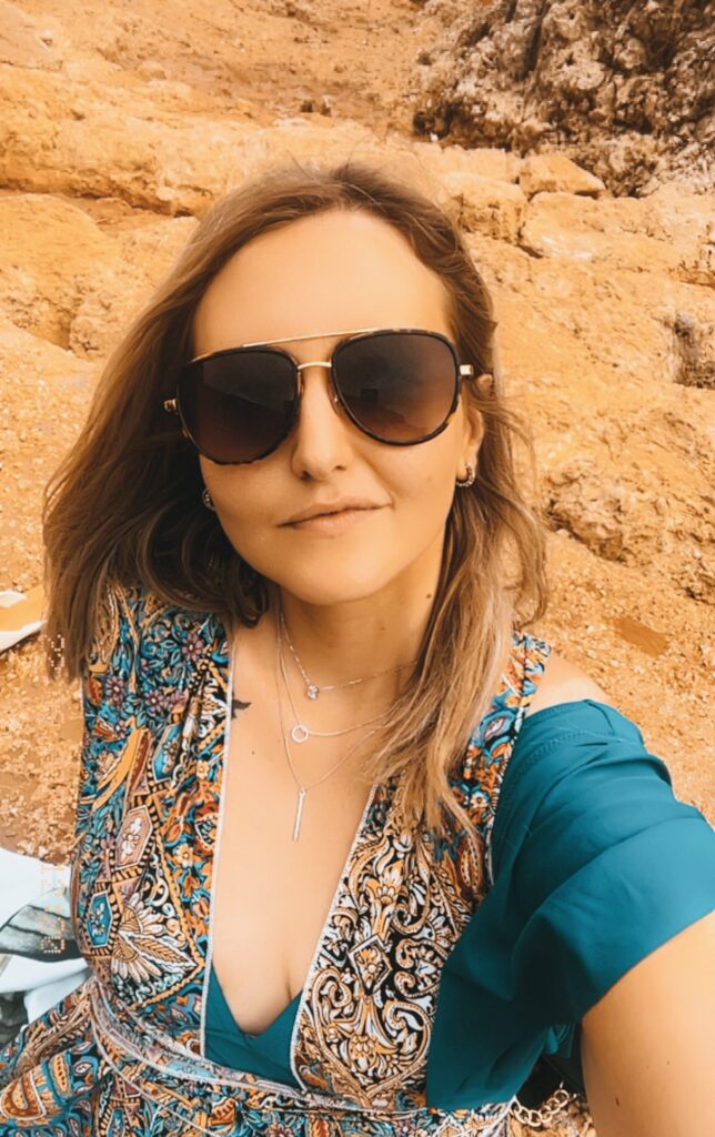 Foto LivingbyKris mit Sonnenbrille im Urlaub
