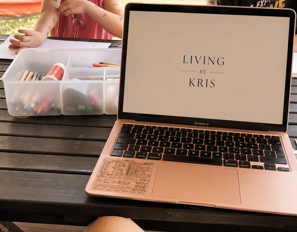 mit mitte 30 nochmal studieren, laptop auf Gartentisch, Kinder im Hintergrund